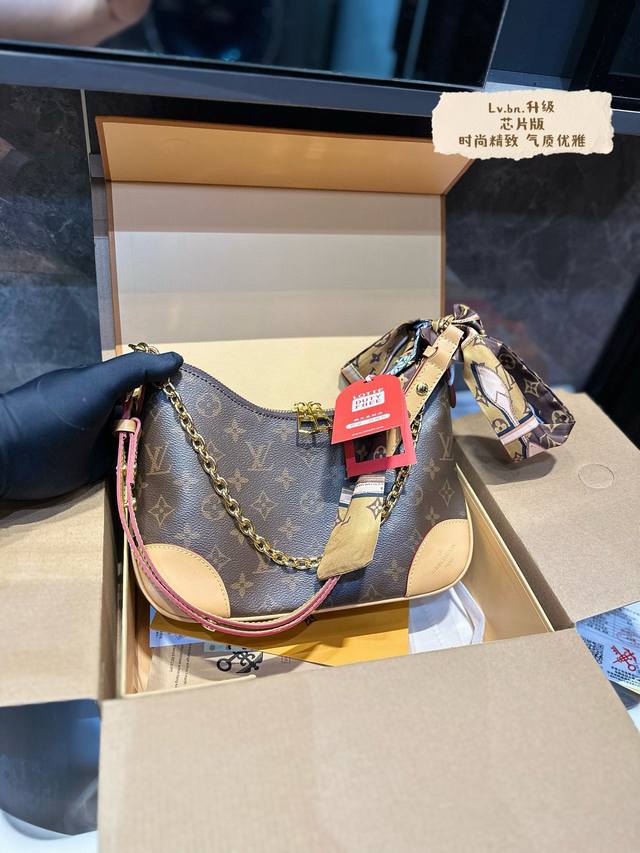折叠飞机礼盒 芯片版 Lv 路易威登.牛角包 超级舒适又好看 真的很好背 搭配什么风格都可 爆款到不能更爆的牛角包专柜原版面料 非常高级 搭配原版lv专属里衬