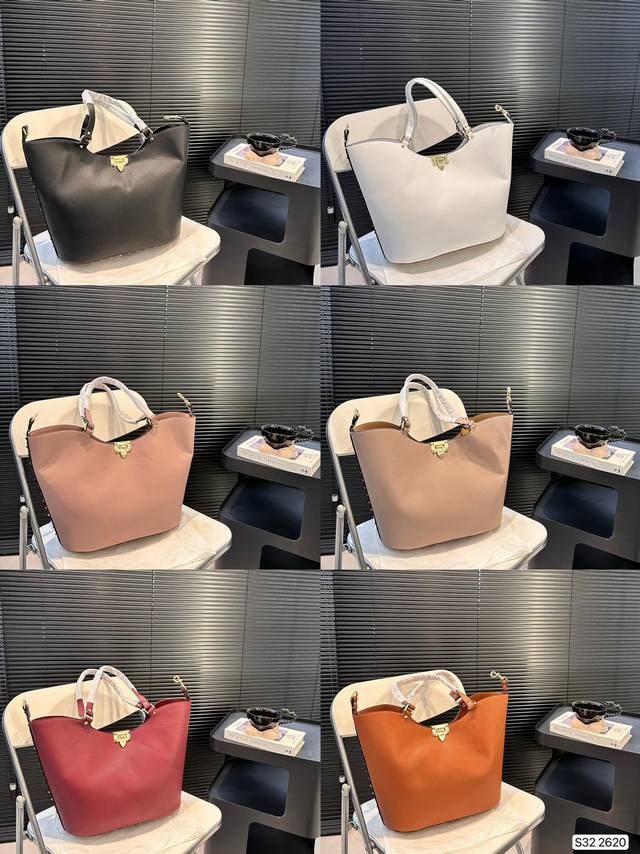 华伦天奴 柳钉托特包 质感很高级 容量超级大也很耐用 日常出街背它回头率百分百 就是这种随性慵懒感 尺寸：32 30货号2620