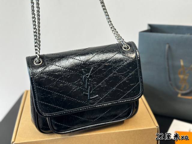 折叠盒 ｜Ysl Niki 容量超大 出去逛一天什么都可以放进去 流浪背法也很好看 黑色真的是跟各种颜色的衣服都很搭 之前一直在onthego和这个之间犹豫 最