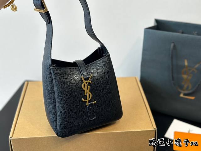 折叠盒 Ysl慵懒高级感的hoborose演绎的很到位！ 这个款式是le5A7腋下包的升级系列！尺寸设计更加实用。经典的黑色。简简单单的设计层次。配上金色log