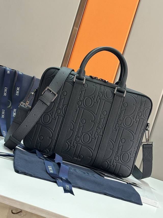 这款公文包是二零二四秋季男装系列新品,将经典优雅与 Dior 的高订精神融为一体。刚性款式,采用黑色 Cd Diamond 图案帆布精心制作。马克 博昂 Mar 这款公文包是二零二四秋季男装系列新品,将经典优雅与 Dior 的高订精神融为一体。刚性款式,采用黑色 Cd Diamond 图案帆布精心制作。马克 博昂 Mar