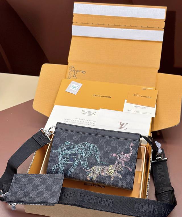 顶级原单 全钢五金 真真正正开发的细节 N64608 本款 Gaston Wearable Wallet 手袋取材 Damier Graphite 帆布，以海关