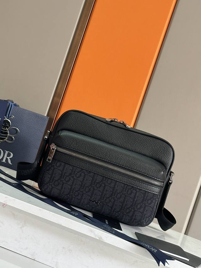 这款 Rider 2.0 拉链式信使包是二零二四秋季男装系列新品,实用而精巧,是日常生活的理想单品。Dior Gravity 印花效果皮革采用压花工艺将经典图案 这款 Rider 2.0 拉链式信使包是二零二四秋季男装系列新品,实用而精巧,是日常生活的理想单品。Dior Gravity 印花效果皮革采用压花工艺将经典图案