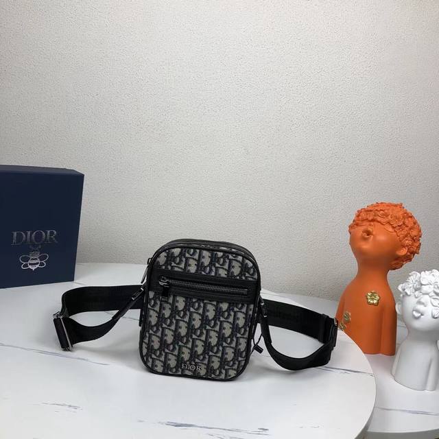 市场最高版本,欢迎对比 Dior 这款信使包是本季新品,精巧实用,是日常的理想良伴。采用米色和黑色 Oblique 印花面料精心制作,饰以黑色粒面牛皮革细节。拉 市场最高版本,欢迎对比 Dior 这款信使包是本季新品,精巧实用,是日常的理想良伴。采用米色和黑色 Oblique 印花面料精心制作,饰以黑色粒面牛皮革细节。拉