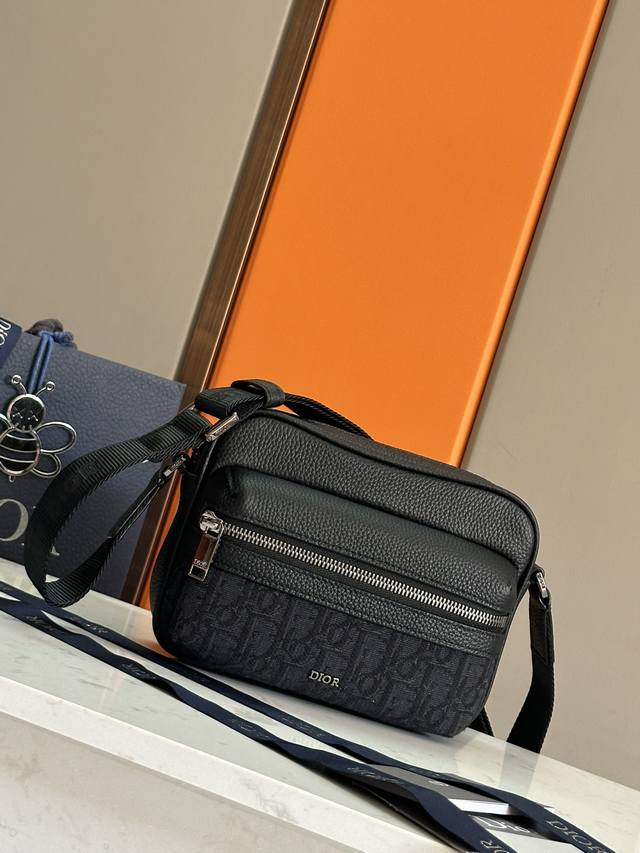 小号 这款 Rider 2.0 拉链式信使包是二零二四冬季男装系列新品，实用而精巧，是日常生活的理想单品。采用黑色 Oblique 印花面料精心制作，搭配同色调