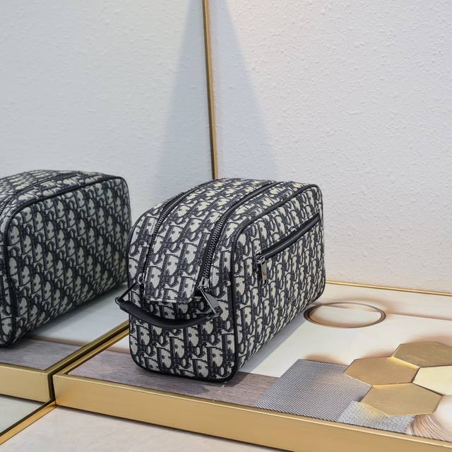 洗漱包 迪奥灰 Cd Diamond 编号:2494 这款洗漱包融合实用功能与简约设计。采用迪奥灰cd Diamond图案帆布精心制作，从dior档案汲取灵感，