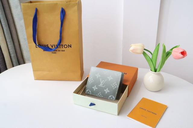 顶级原单 M11547短夹 秋冬新款短夹本款口袋钱夹为柔软 皮革压印考究 Damier Rush 印花，抒发时光飞逝、四季变迁之感，于经典设计中展露 2024