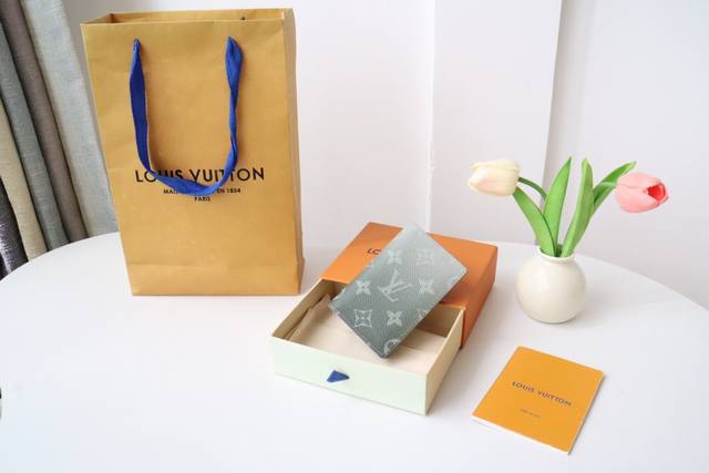 顶级原单 M11548卡包 New Color 这款袋装钱夹设有七个夹层，可放信用卡、乘车卡、名片，甚至城市地图。 尺寸：8.0 X 1 X Cm