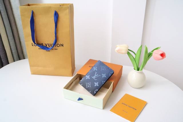 顶级原单 M11548卡包 New Color 这款袋装钱夹设有七个夹层，可放信用卡、乘车卡、名片，甚至城市地图。 尺寸：8.0 X 1 X Cm