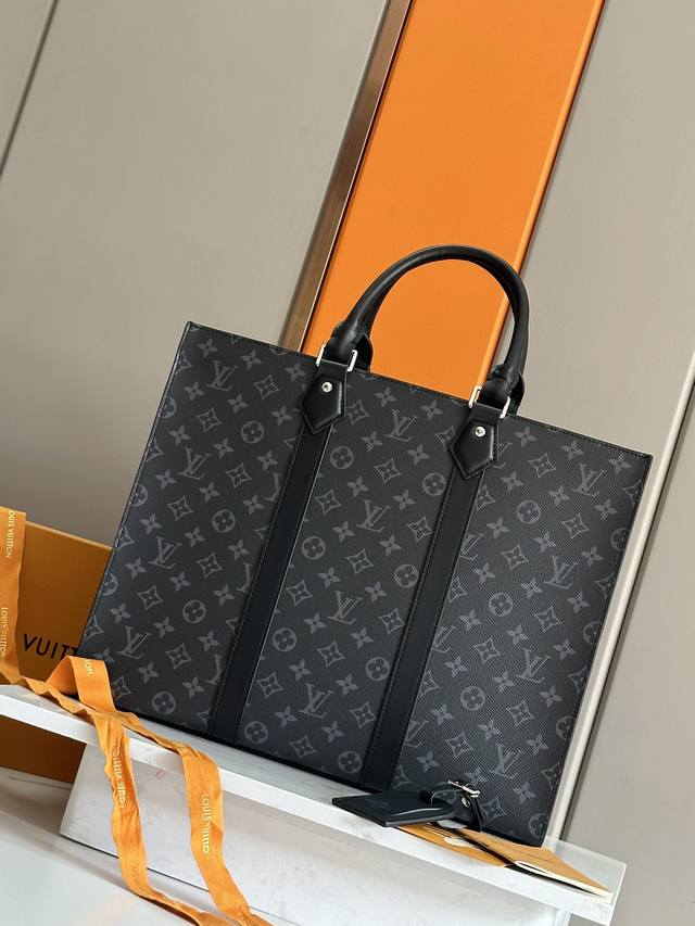 顶级原单 M 59 黑花 本款 Sac Plat 24H 手袋拥有 Monogram Eclipse 涂层帆布的儒雅风范，以侧带、手柄固定件和可拆卸名牌彰显经典