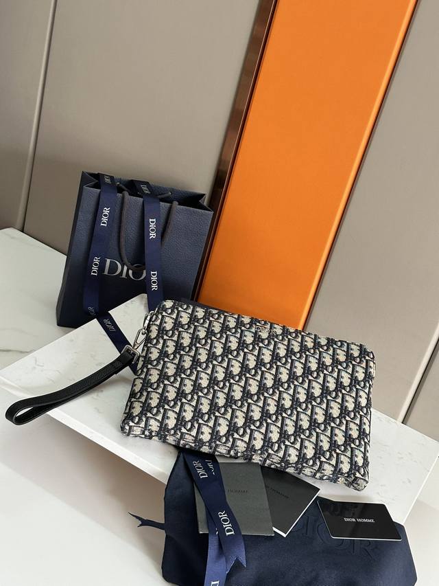 顶级原单质量 Dior迪奥oblique手拿包 配专柜正品黑盒 型号:2Obca2510 米色和黑色 Oblique 印花 外部饰以金属覆层黄铜镌刻的“Dior 顶级原单质量 Dior迪奥oblique手拿包 配专柜正品黑盒 型号:2Obca2510 米色和黑色 Oblique 印花 外部饰以金属覆层黄铜镌刻的“Dior