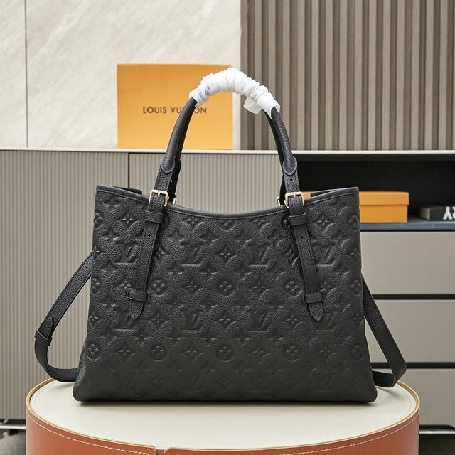 独家实拍 M47185 M11463 M11394大号 这款时尚的 Babylone Tote 袋由牛皮皮革制成，配有金色五金件。其纤细的设计使其具有惊人的实用