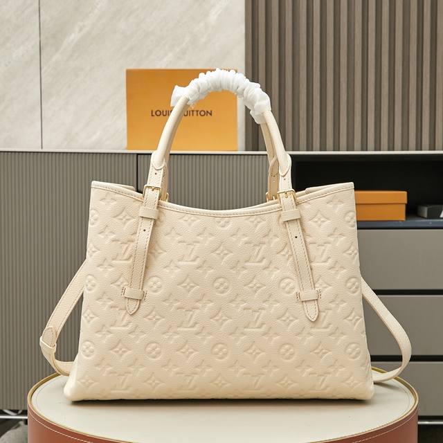 独家实拍 M47185 M11463 M11394大号 这款时尚的 Babylone Tote 袋由牛皮皮革制成，配有金色五金件。其纤细的设计使其具有惊人的实用