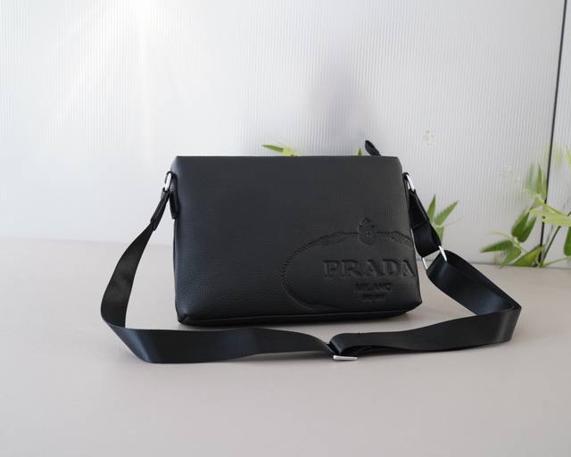 普拉达 官网同步 高版本 斜挎单肩背包 永恒不过时的标志性产品 纯原单牛皮 顶级五金制作 非市面普通版本 今年prada最爱的款式 全部实拍 实用性非常高 完全