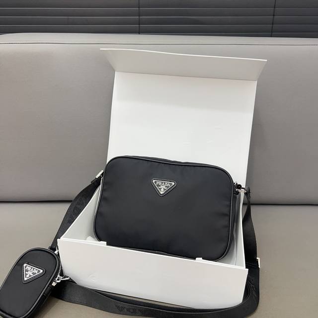 Prada X Adidas 普拉达联名阿迪达斯saffiano尼龙布二合一单肩包 斜挎包 相机包 采用精湛镶嵌细工,经典百搭 实物拍摄 原厂原版面料 配送防尘 Prada X Adidas 普拉达联名阿迪达斯saffiano尼龙布二合一单肩包 斜挎包 相机包 采用精湛镶嵌细工,经典百搭 实物拍摄 原厂原版面料 配送防尘