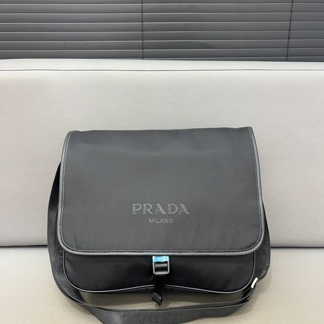 Prada 普拉达 尼龙布翻盖邮差包单肩包 男士斜挎包 采用精湛镶嵌细工,经典百搭 实物拍摄 原厂原版面料 配送防尘袋 30 X 30 Cm Prada 普拉达 尼龙布翻盖邮差包单肩包 男士斜挎包 采用精湛镶嵌细工,经典百搭 实物拍摄 原厂原版面料 配送防尘袋 30 X 30 Cm