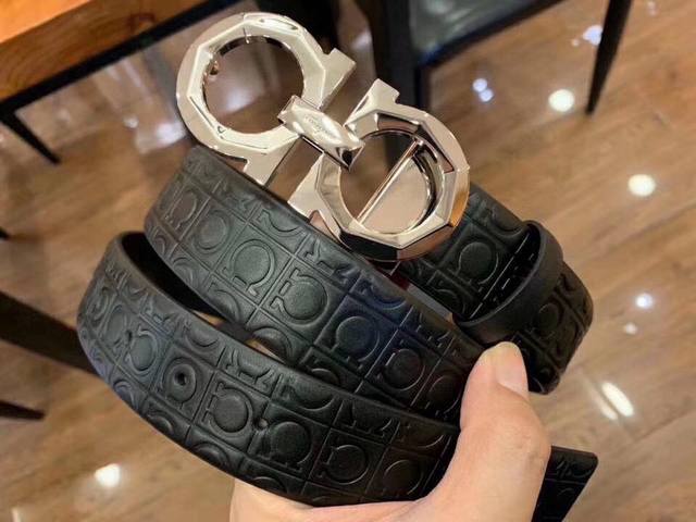 新款菲拉格慕皮带到货，不锈钢电镀皮带扣，搭配官方专用头层牛皮，使用菲拉格慕官方指定全粒面水波纹小牛皮制造，绝非市场货，高端客户放心传图，宽度：3.5Cm。