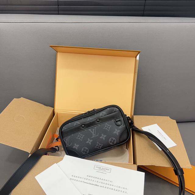 Louisvuitton 路易威登 迷你 Alpha 牛皮单肩斜挎包 采用精湛镶嵌细工，经典百搭 实物拍摄 原厂原版面料 飞机礼盒 18 X 11Cm。