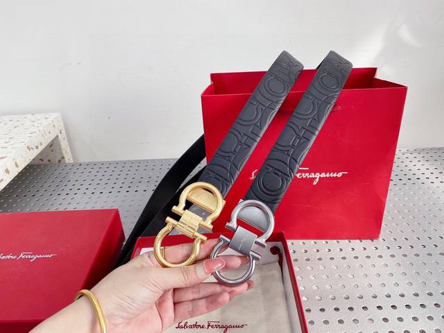 米兰时装周新款 正品有售ferragamo 菲拉格慕 Italy专柜在售正品 此款采用原單纹制作 走线油边细致 正品开模 搭配原版gancio五金 3.5Cm规 米兰时装周新款 正品有售ferragamo 菲拉格慕 Italy专柜在售正品 此款采用原單纹制作 走线油边细致 正品开模 搭配原版gancio五金 3.5Cm规