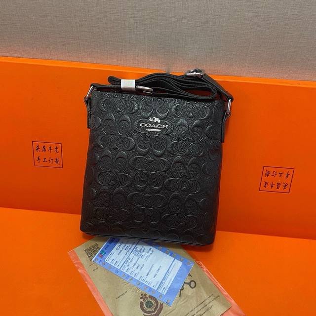 蔻驰coach 公文包包是很实用的选择。节日送人必备之选 尺寸 蔻驰斜挎包：长20Cm宽4Cm高20Cm