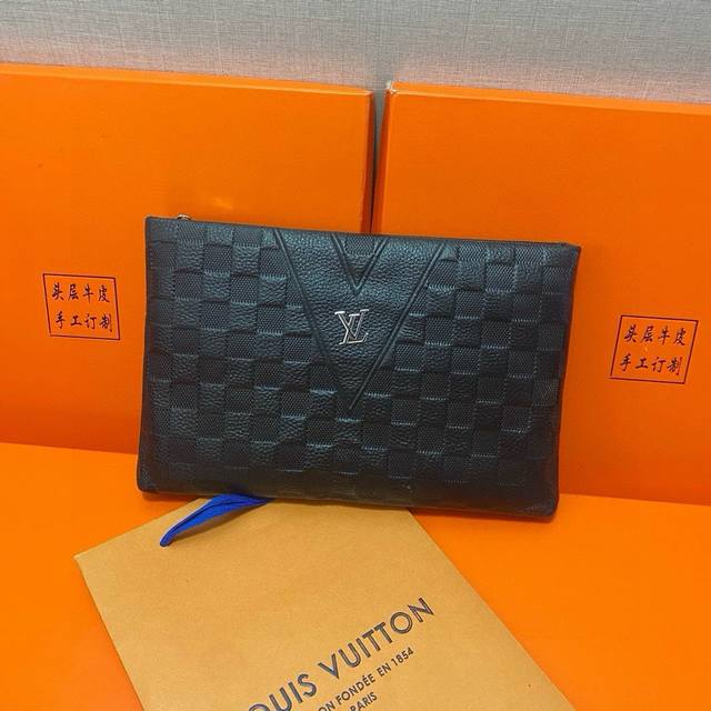 Lv路易威登 手提包日常是非常适合的。节日送人必备之选 尺寸 Lv路易威登手提包:长25Cm宽2Cm高16Cm Lv路易威登 手提包日常是非常适合的。节日送人必备之选 尺寸 Lv路易威登手提包:长25Cm宽2Cm高16Cm