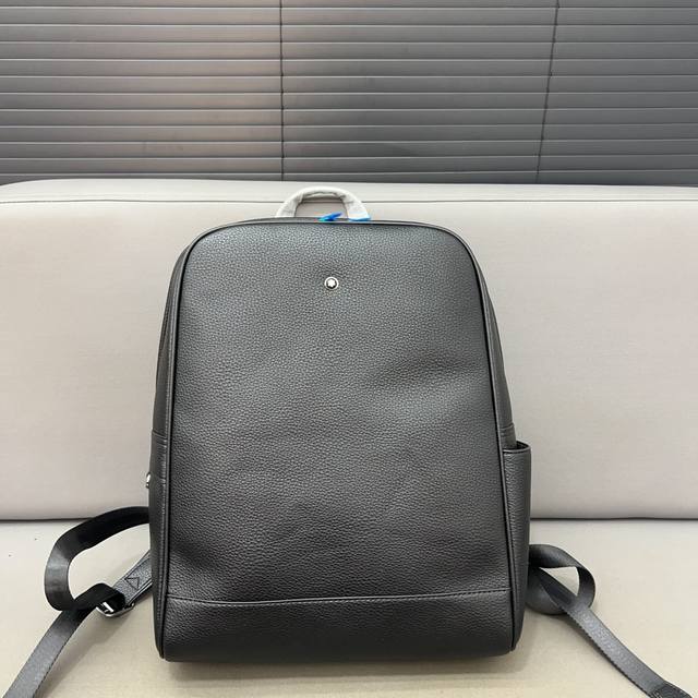 Hermès 万宝龙 牛皮男包双肩包 背包 书包 电脑包 采用精湛镶嵌细工 经典百搭 实物拍摄 原厂原版面料 配送防尘袋 30 X 40Cm。