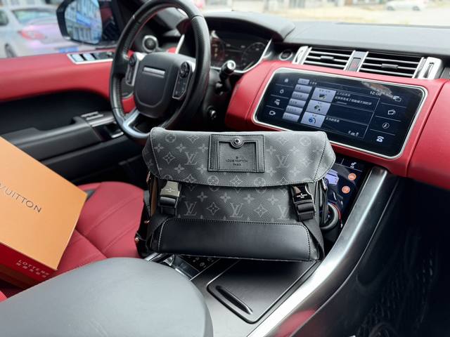 升级版高端货 新款 “Louis Vuitton”Lv邮差包 路易威登单肩包 M40511。Louis Vuitton Voyager系列 经典老花满印 涂层帆