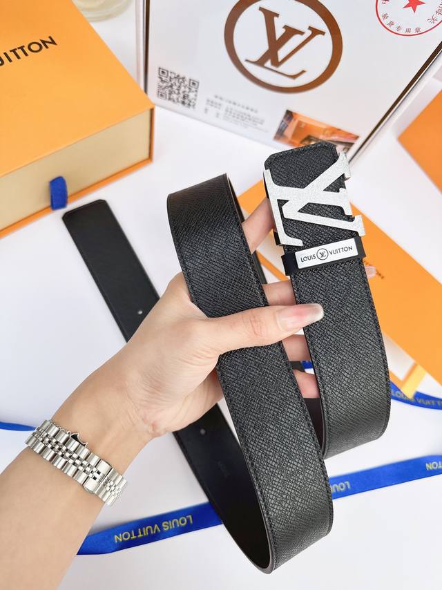 皮带：Lv..路易..原单 腰带：百分百头层牛皮，保证真皮。24K纯钢扣双面可用专柜同等质量， 送人自用首选 包装： 请认准如图专柜包装，赠送打孔器，银联发票，