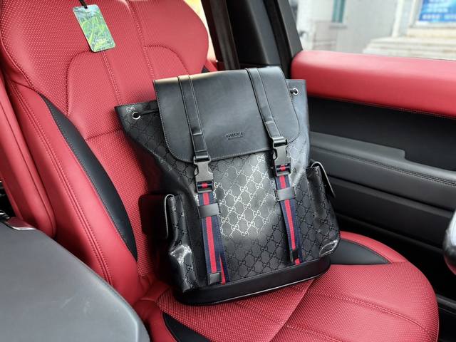 高端货 新款 “Gucci 古奇”双肩包男士 旅行双肩包 特别爆 明星同款gg图案采用醒目的黑 灰色组合，更搭配织带装饰肩带和黑色皮革滚边。采用柔软高级人造帆布