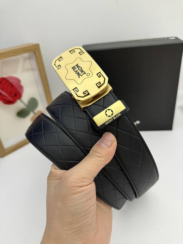 品名:万宝龙 Montblanc 自动带 材质:原单牛皮腰带 百分百头层牛皮腰带保证真皮,24K纯钢扣,专柜原单品质、做工精细,时尚大牌,送人自用首选 包装: 品名:万宝龙 Montblanc 自动带 材质:原单牛皮腰带 百分百头层牛皮腰带保证真皮,24K纯钢扣,专柜原单品质、做工精细,时尚大牌,送人自用首选 包装: