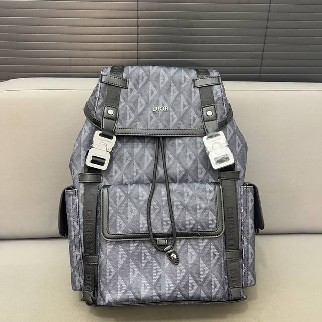 Dior 迪奥 Saddle Cd马鞍双肩包 男女大容量背包 书包 采用精湛镶嵌细工 经典百搭 实物拍摄 原厂原版面料 配送防尘袋 飞机盒 27 X 42 Cm