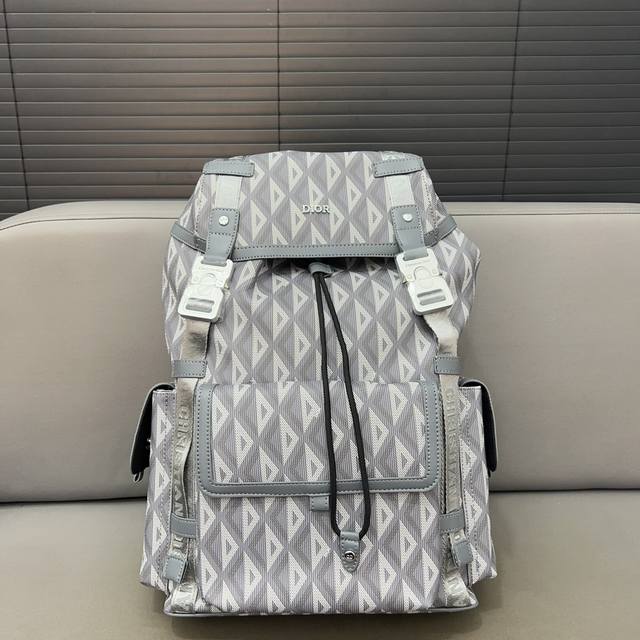 Dior 迪奥 Saddle Cd马鞍双肩包 男女大容量背包 书包 采用精湛镶嵌细工 经典百搭 实物拍摄 原厂原版面料 配送防尘袋 飞机盒 27 X 42 Cm