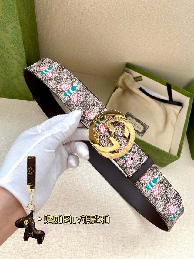 宽度4.0Cm Gucci 蜜蜂图案是gucci动物王国中的标志性元素之一，在这款配饰中焕新演绎为卡通风格设计。这款腰带融合了经典蜜蜂元素和双g图案，突显品牌悠
