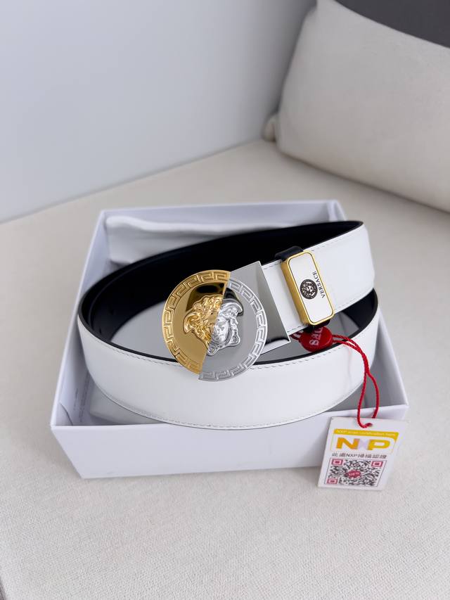 品名：Versace.范思哲原单腰带 皮带 型号：挂扣，经典人头纯铜材质扣头，头层牛皮，图片实物拍摄 材料：百分百头层牛皮，保证真皮。24K纯钢扣双面可用专柜同