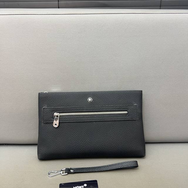 Montblanc 万宝龙 男士植糅牛皮手拿包 采用精湛镶嵌细工,经典百搭 实物拍摄 原厂原版面料 高端品质 配送礼盒防尘袋 27 X 17 Cm。 Montblanc 万宝龙 男士植糅牛皮手拿包 采用精湛镶嵌细工,经典百搭 实物拍摄 原厂原版面料 高端品质 配送礼盒防尘袋 27 X 17 Cm。