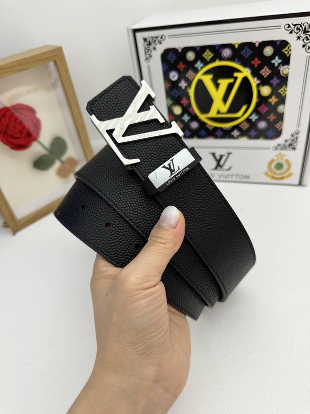 品名：Lv..路易..威登原单 材质：原单牛皮腰带 百分百头层牛皮腰带保证真皮，24K纯钢扣，专柜原单品质、做工精细，时尚大牌，送人自用首选 包装： 请认准如图
