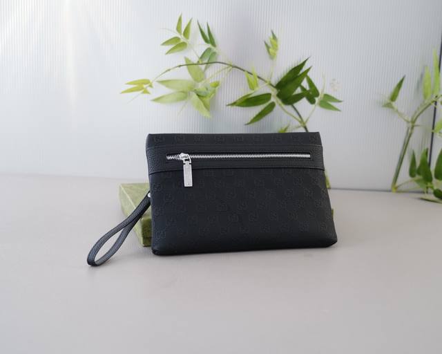 古驰 官网同步 高版本 手拿包 全球轰抢单品 原单牛皮制作 质感超好 日常出门经典百搭 一眼万年的款 非市面普通货 贸易公司订单货 配礼品盒包装等.. 规格：2