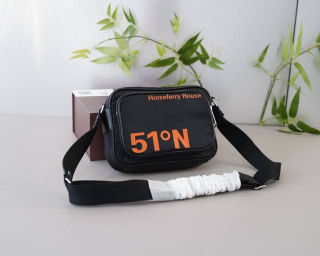 巴宝莉 官网同步 高版本 单肩斜挎背包 经典不过时之作 原单布料材质 手感细腻 深度防水耐磨 非市面普通货 低调奢华 完全不浮夸的款式 日常又时髦 配全套包装折