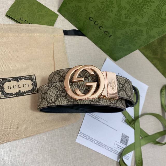 Gucci经典印花枪扣皮带 Gucci经典男士皮带牛皮材质 带有印花标志 古金色双g卡扣低调又时尚而且古金扣特别好搭配 无论是西服类便商务一点还是牛仔裤时尚类型