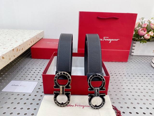 如果有一款腰带是今年我喜欢的 还是10年前我喜欢的。只有 菲拉格慕 无论是新手还是职场精英都是很好驾驭的一款长短自由剪裁 纯皮制作 宽度3.5厘米。配送礼盒