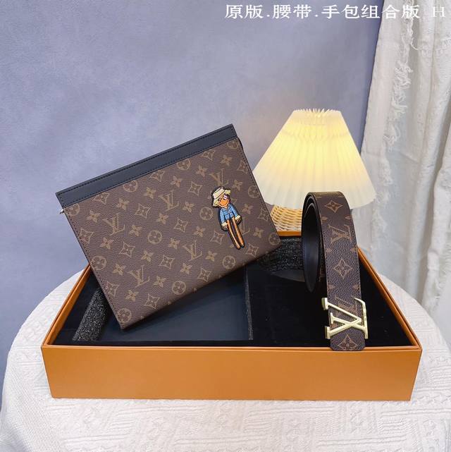 腰带手包2件套路易l家 腰带采用头层牛皮带身，带宽3.8Cm。扣头采用原单精钢五金扣头。原版手包原版复刻。尺寸：26*20独家定制2件套高端包装。高端大气送礼之