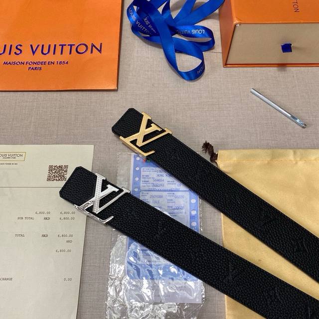 品牌：Lv路易威登 钢扣 等级：原单私货.进口头层牛皮黑底，专柜售、堪比正品！油边精致 电脑车线 手感柔软.实物拍摄无修饰 上身效果超好、长度不可裁剪.配专柜全