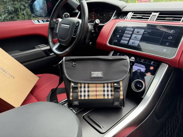 高端货 最新款 “Burberry 巴宝莉”邮差包尼龙和saffiano 皮革斜挎包尼龙材质金属配件和钛金属拉链博柏利 徽标织物衬里两枚旁开扣 珐琅徽标这款摩登