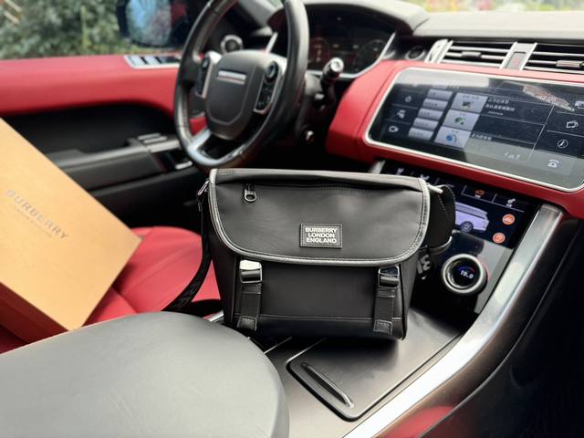 高端货 最新款 “Burberry 巴宝莉”邮差包尼龙和saffiano 皮革斜挎包尼龙材质金属配件和钛金属拉链博柏利 徽标织物衬里两枚旁开扣 珐琅徽标这款摩登