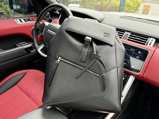 高端货 新款 “Loewe 罗意威”双肩包 Loewe 罗意威 柔软粒面小牛皮 品牌logo印花 拼图背包 双肩包 男款 黑色 按扣开合可调式肩带 柔软粒面牛皮 高端货 新款 “Loewe 罗意威”双肩包 Loewe 罗意威 柔软粒面小牛皮 品牌logo印花 拼图背包 双肩包 男款 黑色 按扣开合可调式肩带 柔软粒面牛皮