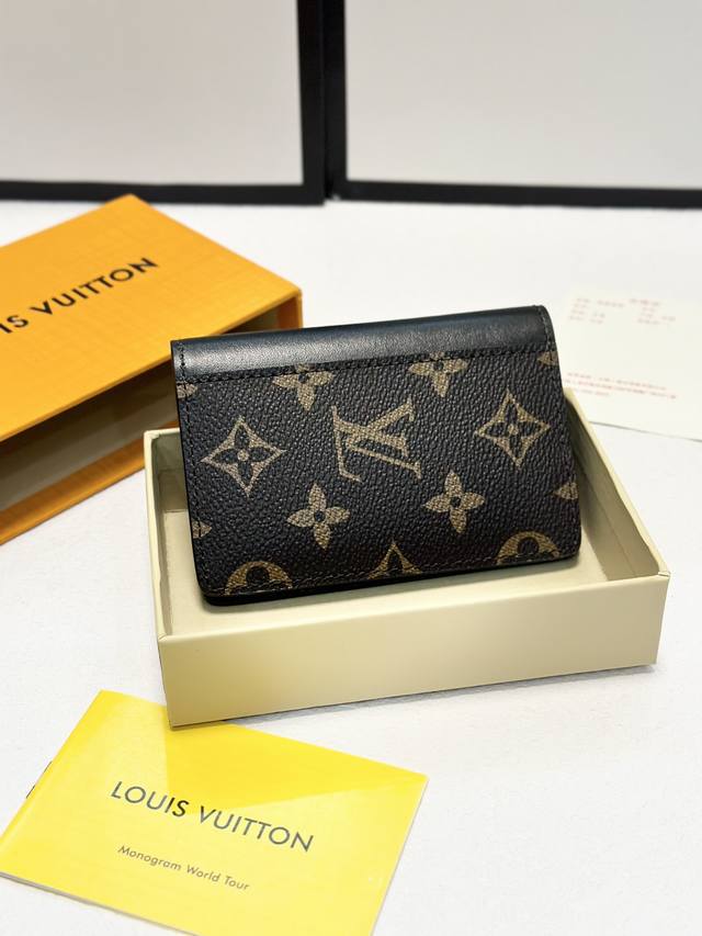 老花coin 卡夹 由路易威登标志性的黑色taiga皮革裁制而成的coin卡夹,外观纤秀利落,安全存放零钱钞票的理想之选。内设多个信用卡插槽与纸币隔层,另配一个 老花coin 卡夹 由路易威登标志性的黑色taiga皮革裁制而成的coin卡夹,外观纤秀利落,安全存放零钱钞票的理想之选。内设多个信用卡插槽与纸币隔层,另配一个