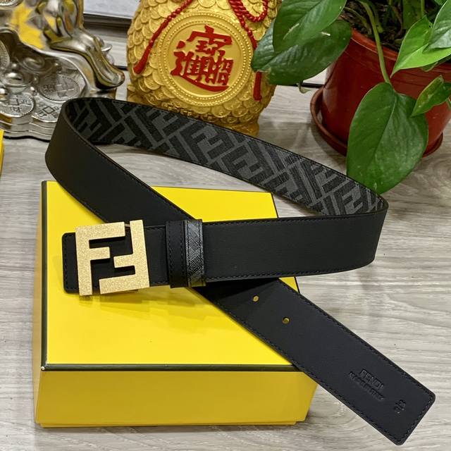 Fendi 芬迪 专柜同款 宽4.0Cm 双环正反用腰带 Ff按钉搭扣 双色cuoio Romano皮革材质 反面面料带有烟草黄和黑色ff图案 黑色珐琅金属饰面 Fendi 芬迪 专柜同款 宽4.0Cm 双环正反用腰带 Ff按钉搭扣 双色cuoio Romano皮革材质 反面面料带有烟草黄和黑色ff图案 黑色珐琅金属饰面