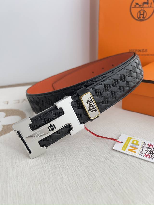 品名： 爱玛仕.Hermes腰带 皮带 原单 型号：挂扣，经典纯钢材质扣头，双面头层牛皮，图片实物拍摄 材料：双面头层牛皮，挂扣系列，纯钢材质扣头，钯镀电镀工艺