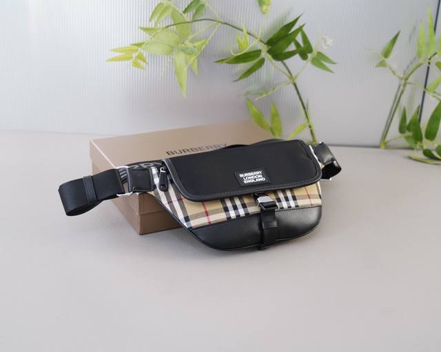 巴宝莉 官网同步 高版本 单肩斜挎背包 经典不过时之作 原单布料材质 手感细腻 深度防水耐磨 非市面普通货 低调奢华 完全不浮夸的款式 日常又时髦 配全套包装礼