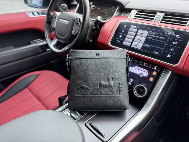 高端货 最新款 “ Hermès ”爱马仕单肩包 本款 Alpha 邮差包放大演绎品牌经典。为其渲染渐变色彩。个人物品轻松随行，男士牛皮单肩包 舒适肩带再添便携